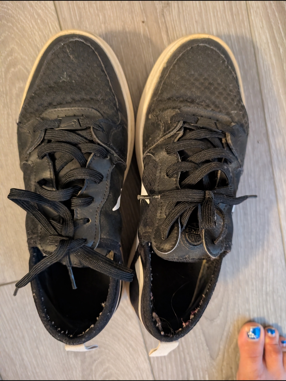 Nike Men’s Black Low-Top Sneakers